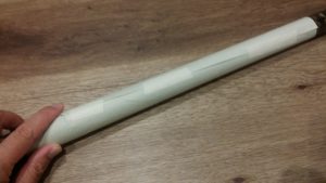 型紙を巻き付けたらテープで貼ります。