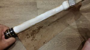 刷毛でボンドを塗る