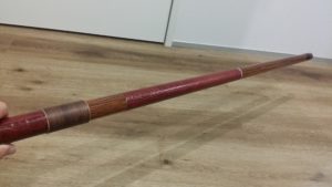 紙製エクステンションでバットを持ち上げる