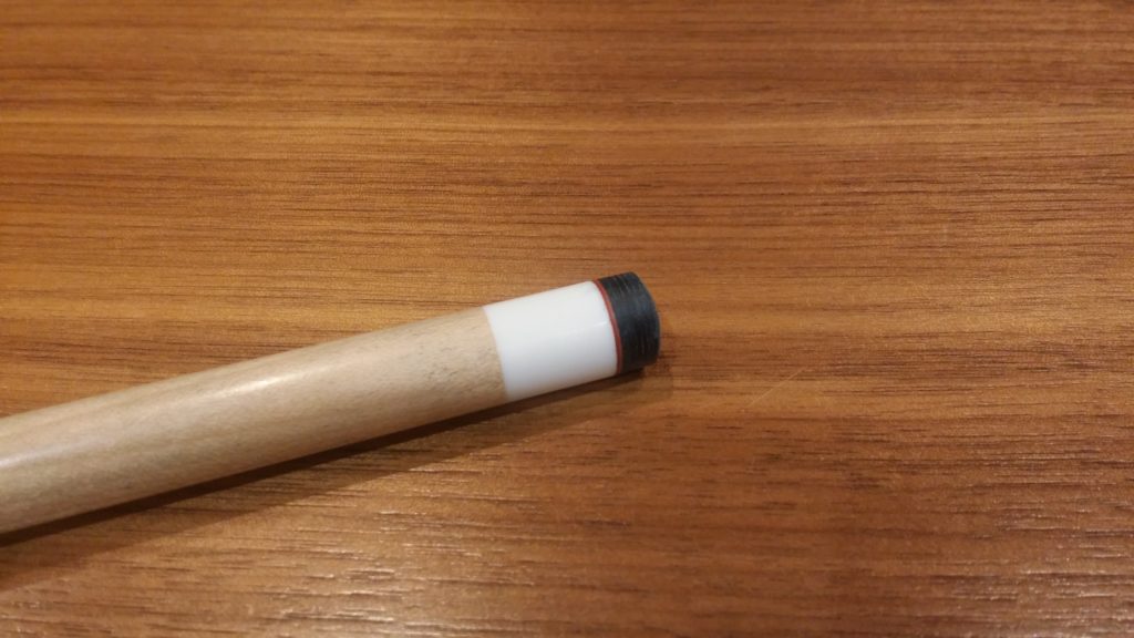 ビリヤードキューに赤い座を入れる