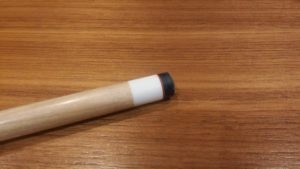 ビリヤードキューに赤い座を入れる
