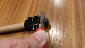 カッターで樹脂タップを切り落とす