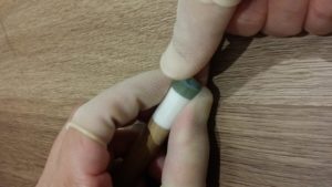 指サックを使って樹脂タップを接着