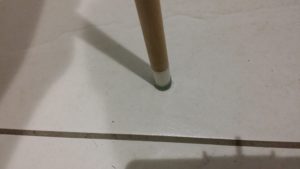 タップを地面に押し付けて強く接着