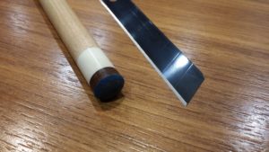 カッターの刃でタップの側面削り