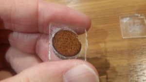 ポリカーボネートにタップを接着した裏面