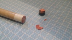 カッターの刃で座を切り落とした後