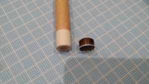 カッターの刃でポリカーボネートの座を切り落とした後
