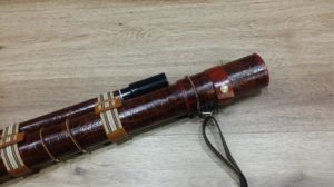 自作キューケースにキャップ２号をはめて革バンドで固定した写真