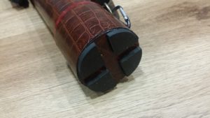 自作キューケースの底面にゴムを貼った写真